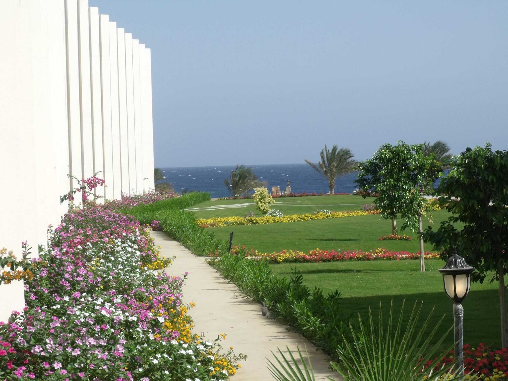 Royal Brayka Beach Resort Abu Dabab Exterior photo